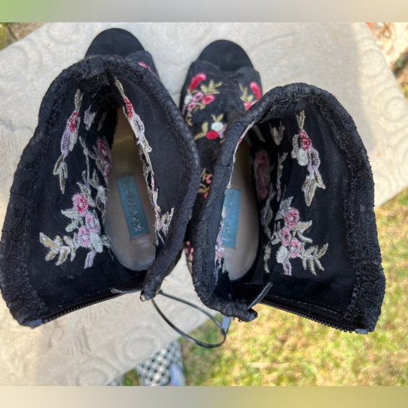 Blue by Betsey Johnson Sb-Diem Ankle Bootie Pump Black Lace Floral Size 7 EUC - Picture 7 of 9